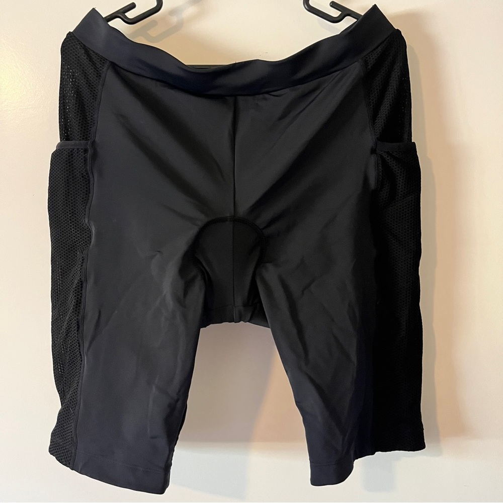 Padded bike shorts with mesh detail and pockets! 🚴🏼‍♀️